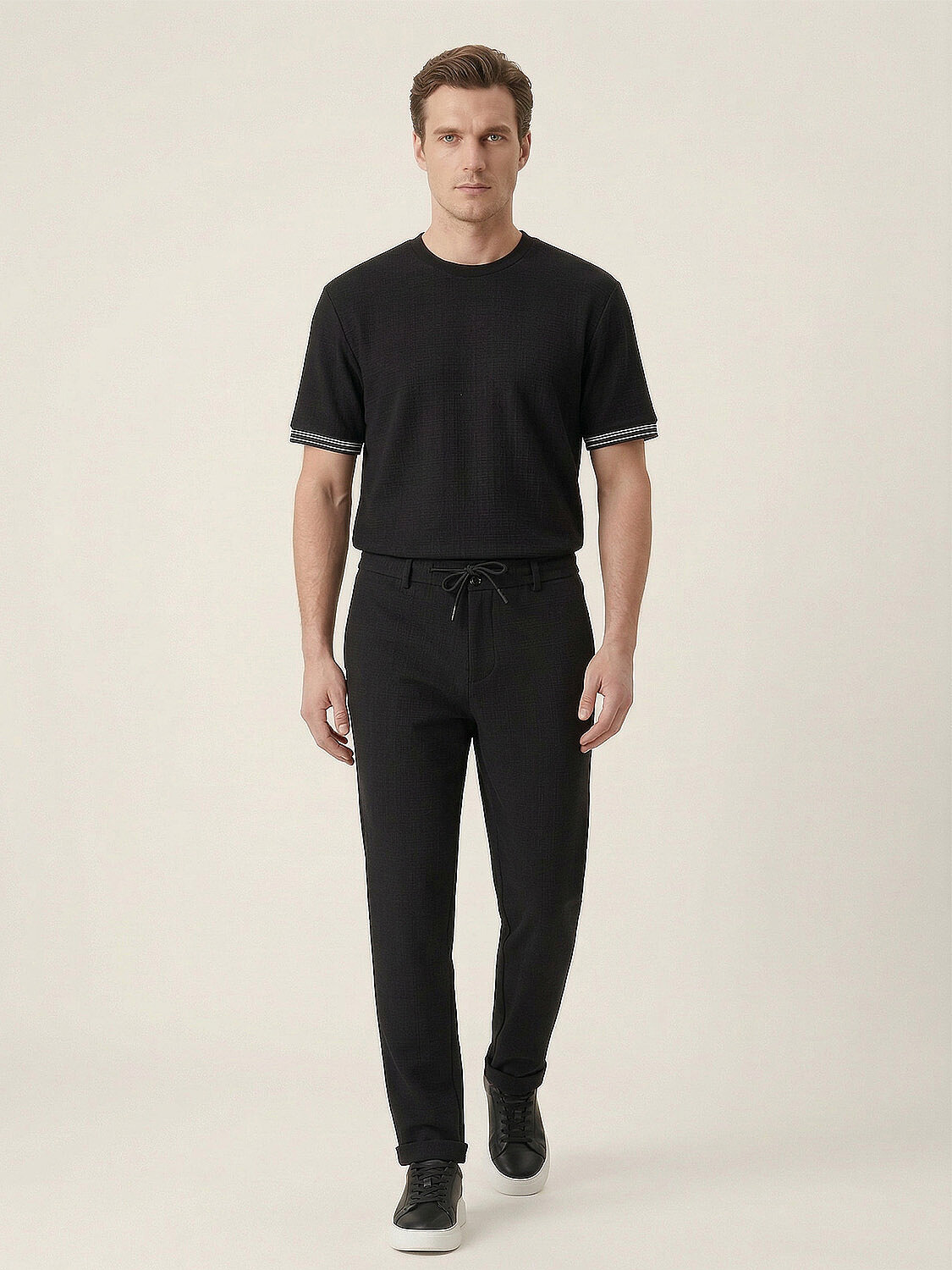 Siyah Pamuk Dokulu Regular Fit Jogger (1)