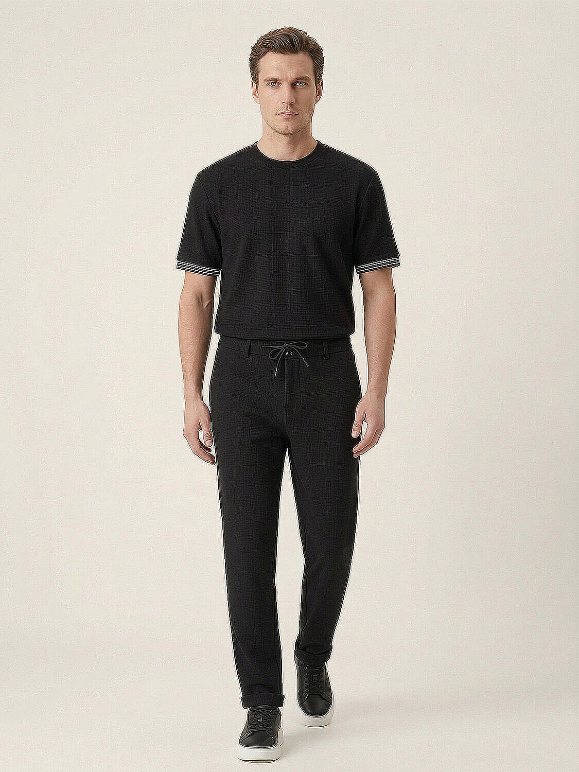 Siyah Pamuk Dokulu Regular Fit Jogger (2)