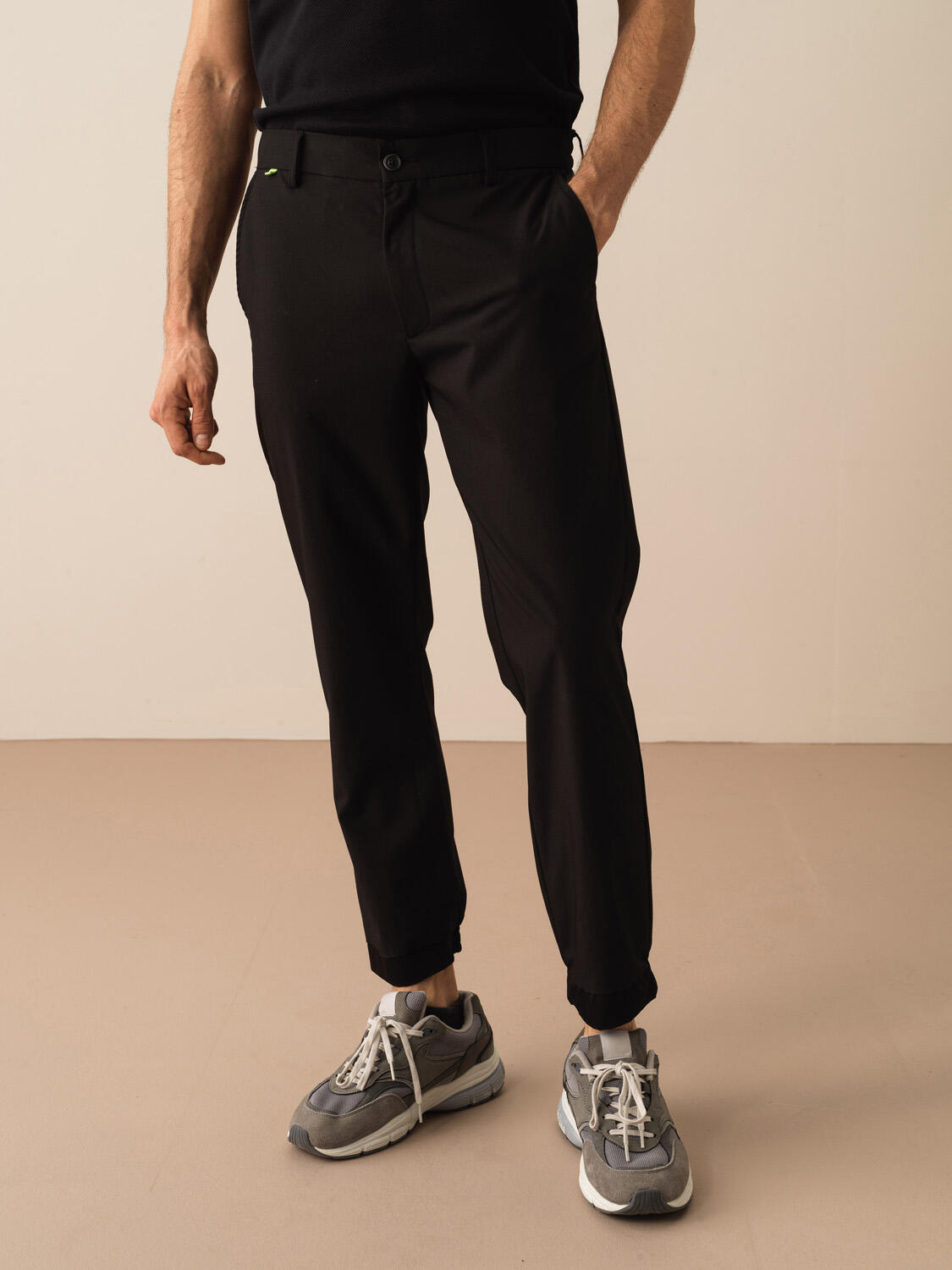 Siyah Doğal Dökümlü Regular Fit Pantolon