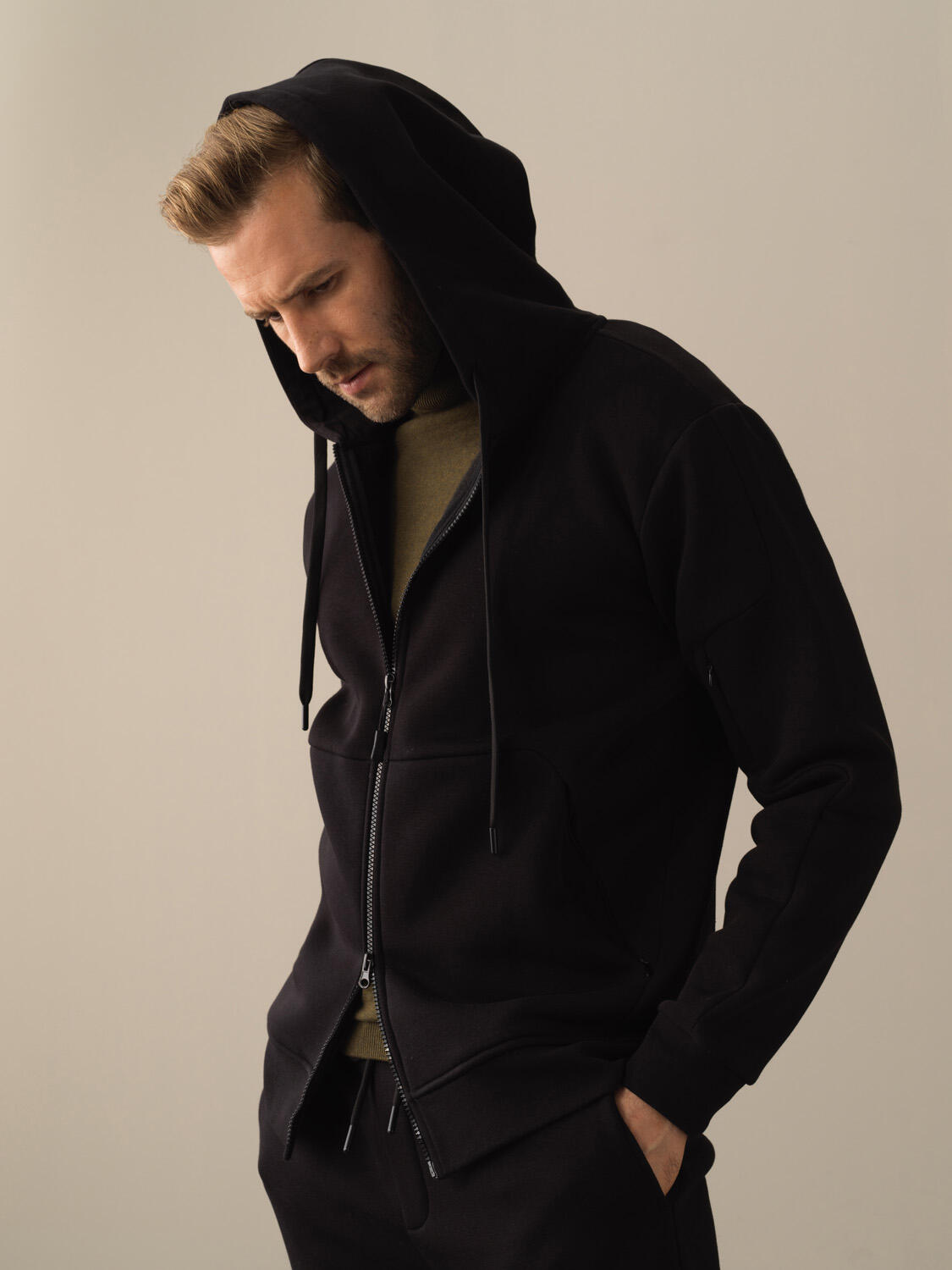 Siyah Pamuk Dokulu Regular Fit Sweatmont  