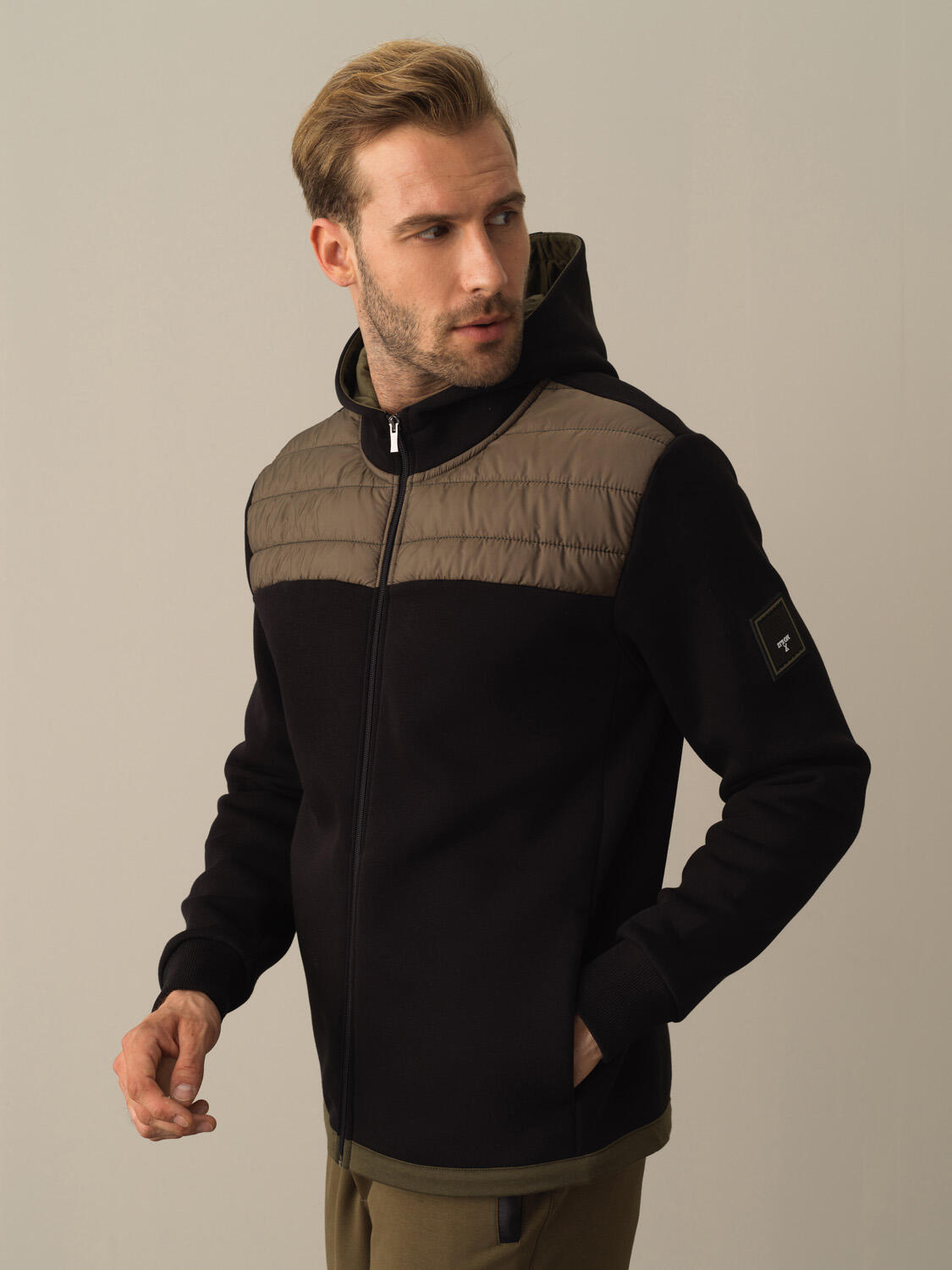 Siyah Pamuk Dokulu Regular Fit Sweatmont  