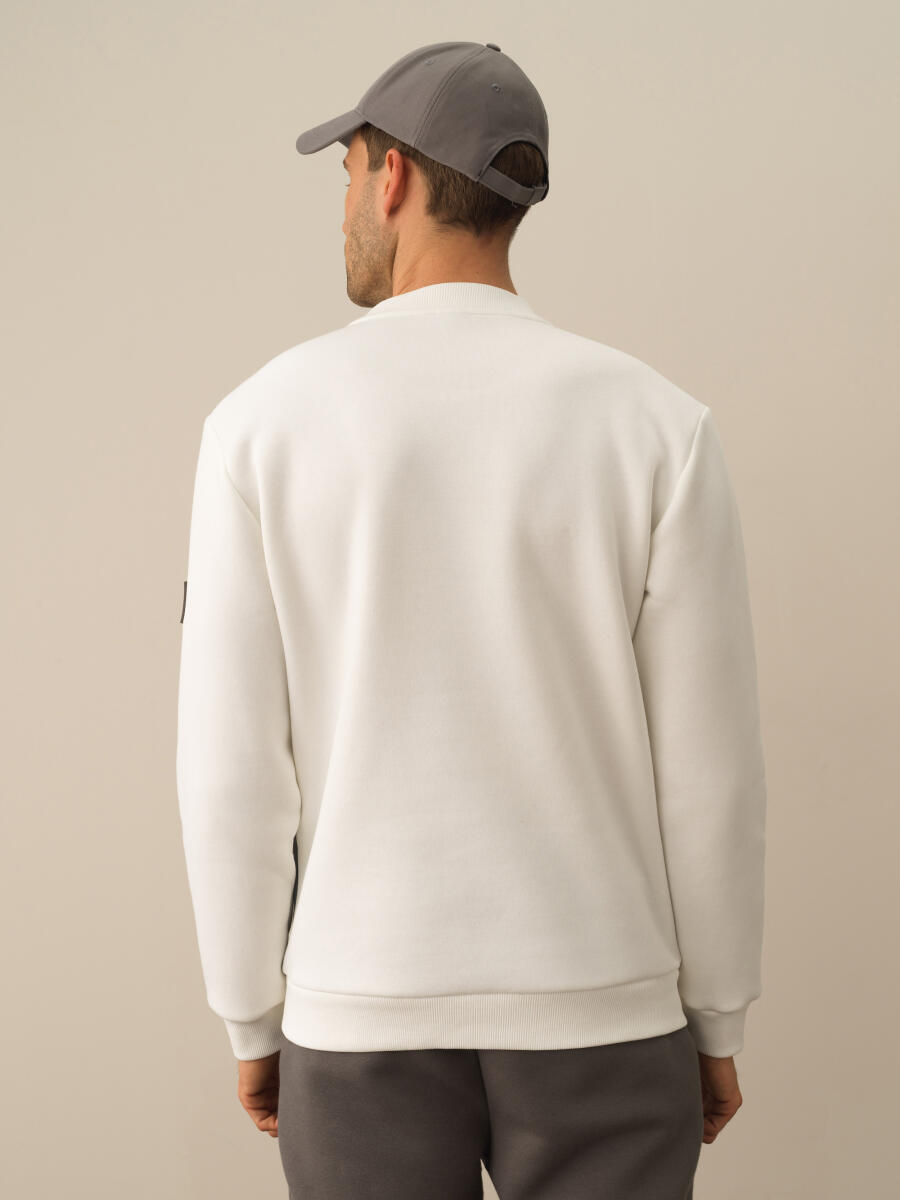 Kırık Beyaz Pamuk Dokulu Regular Fit Sweatshirt - 3