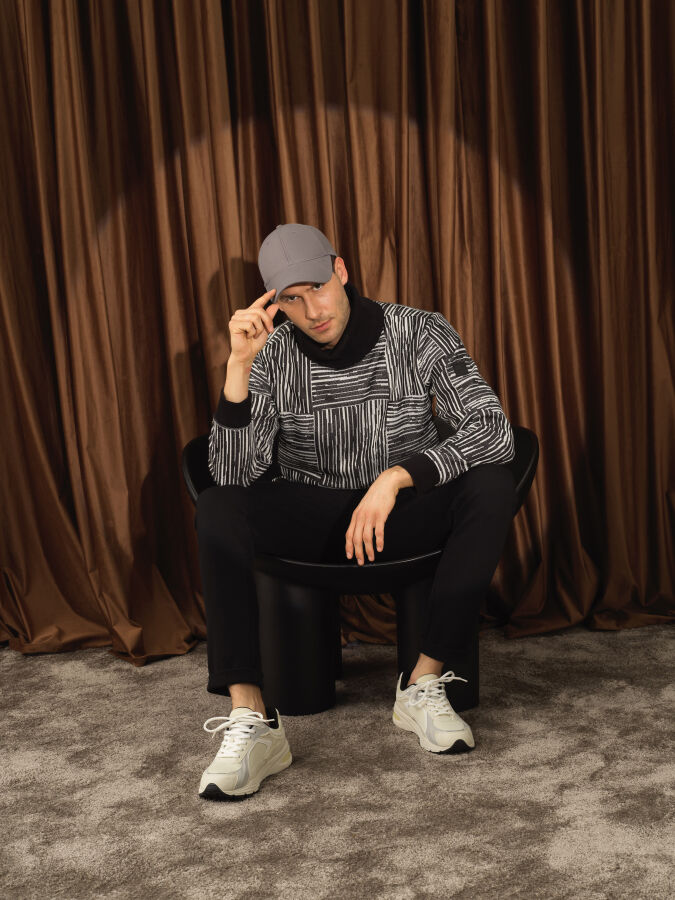 Siyah Formunu Koruyan Regular Fit Sweatshirt - Xint