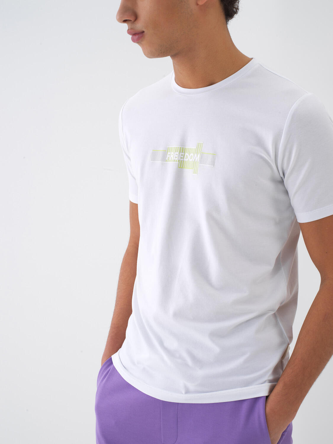 Beyaz Pamuk Dokulu Slim Fit Tişört
