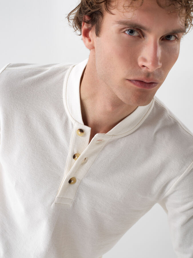 Ekru Pamuk Dokulu Regular Fit Uzun Kollu Tişört - 1