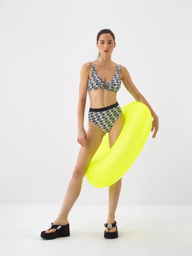 Siyah Formunu Koruyan Regular Fit Bikini Altı