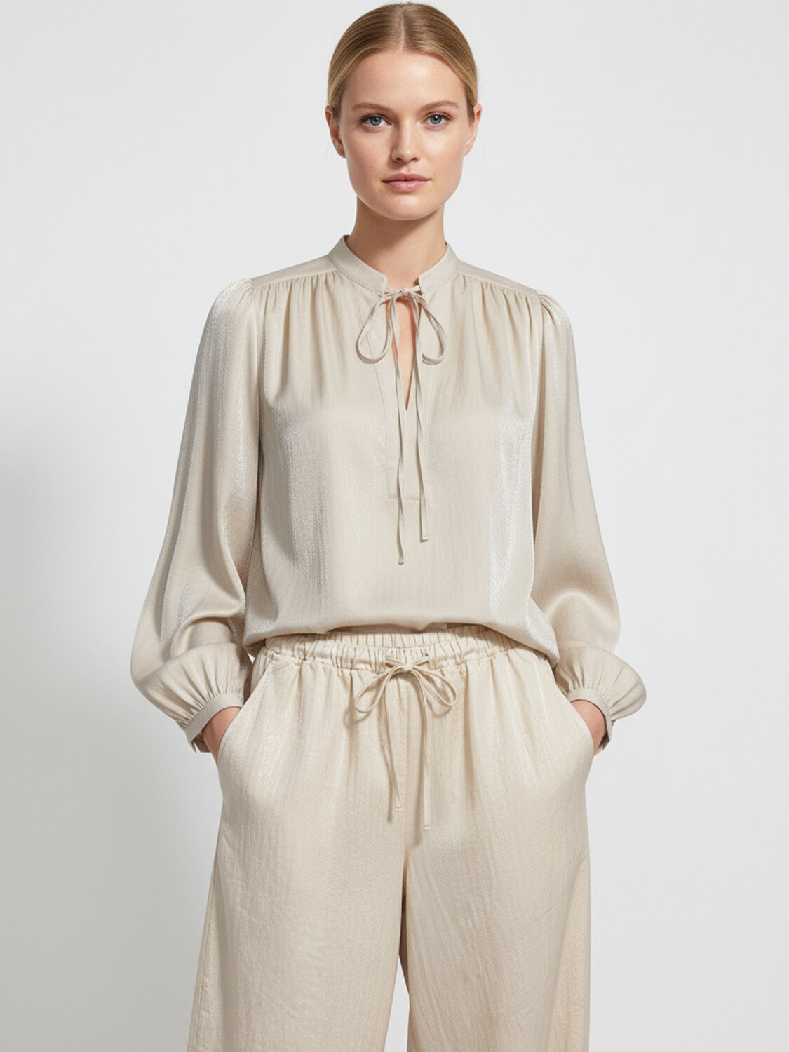 Bej Formunu Koruyan Oversize Bluz