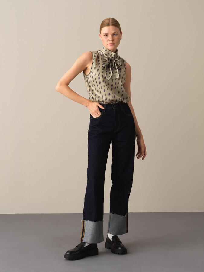 Yeşil Formunu Koruyan Kolsuz Saten Bluz - Xint