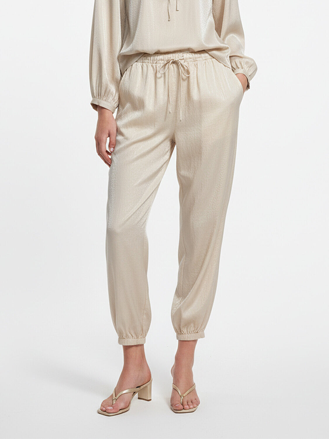 Bej Formunu Koruyan Oversize Pantolon (1)
