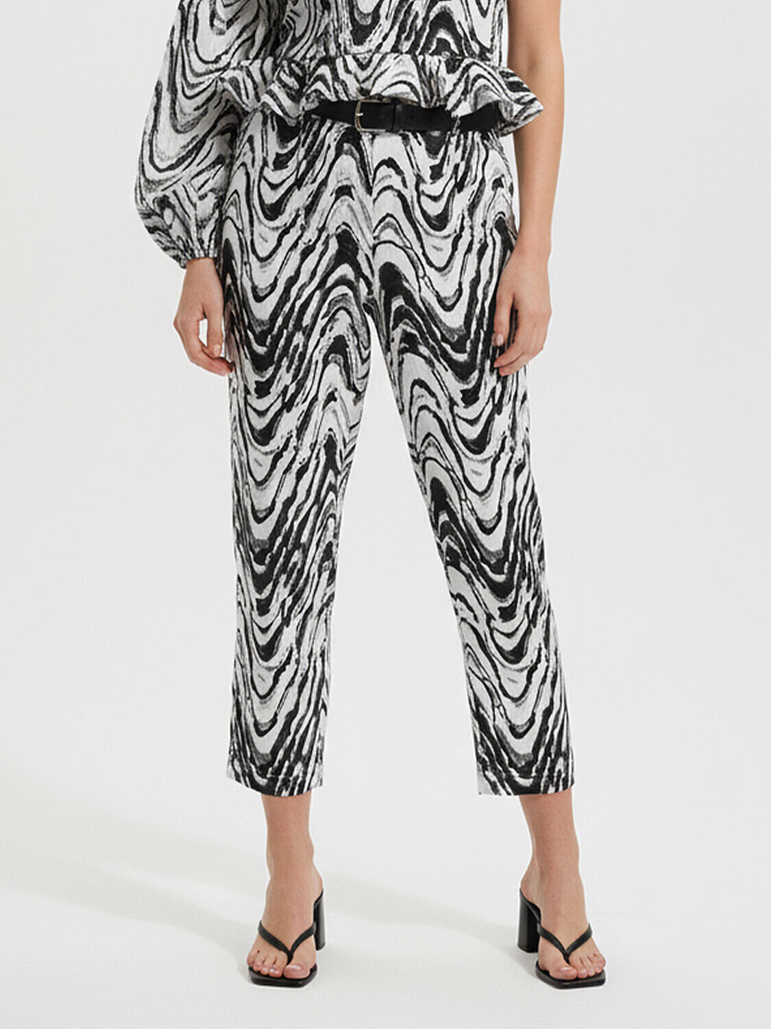 Beyaz Pamuk Dokulu Regular Fit Pantolon (1)