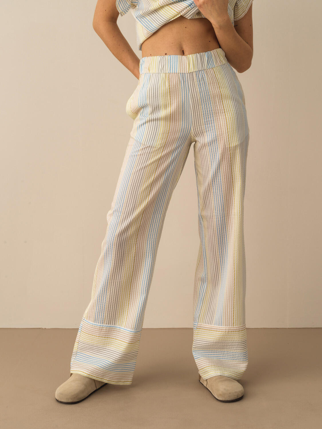 Kırık Beyaz Doğal Dökümlü Regular Fit Pantolon