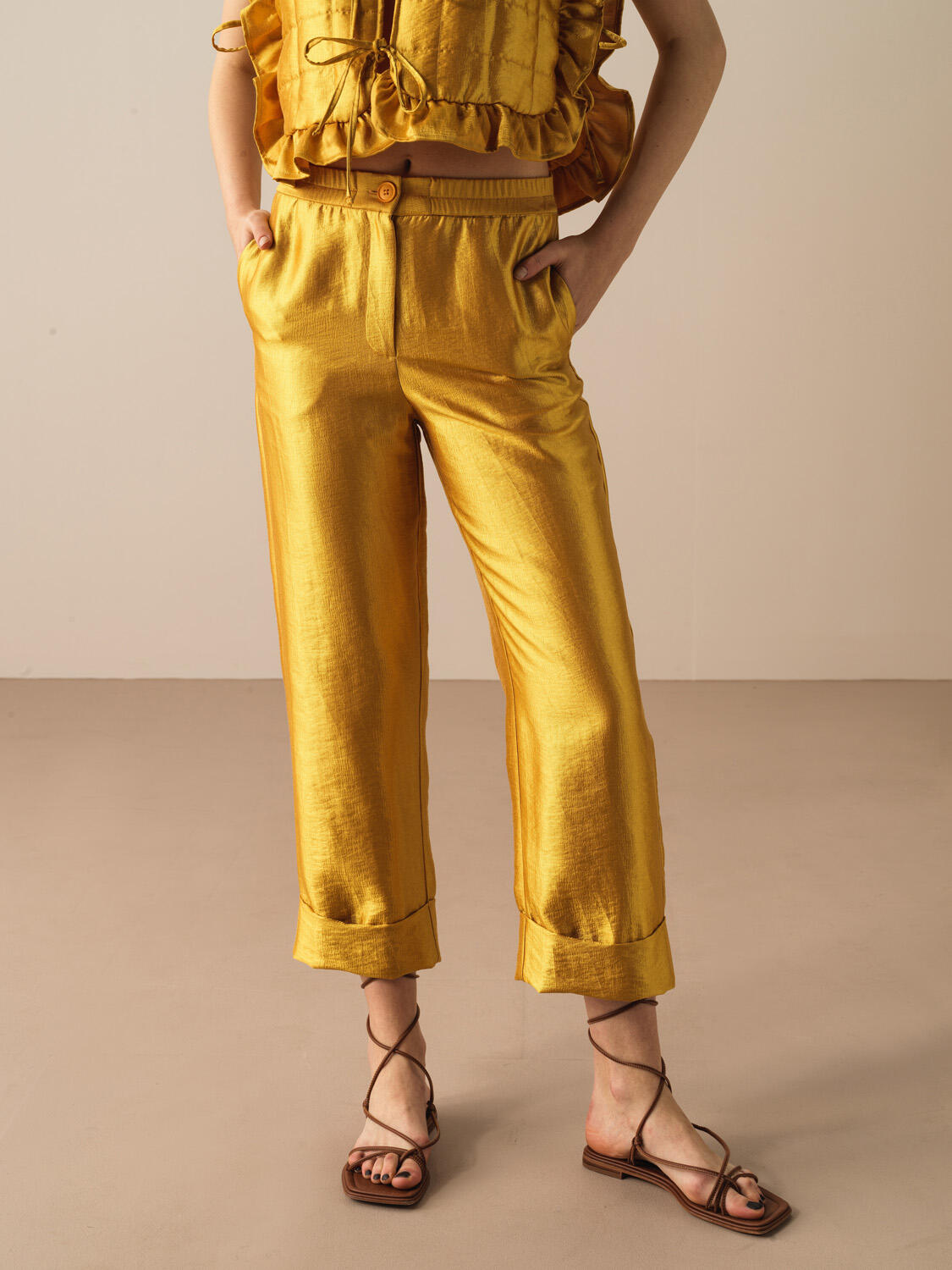 Gold Rengi Doğal Dökümlü Regular Fit Pantolon
