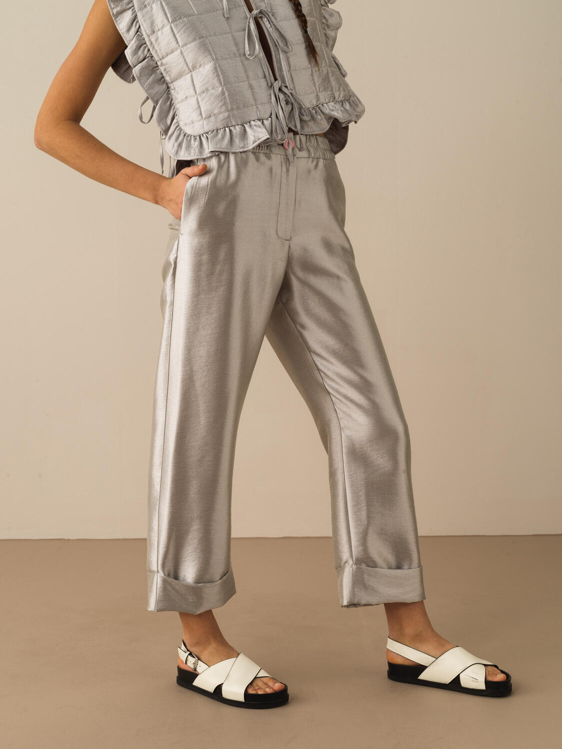 Gri Doğal Dökümlü Regular Fit Pantolon