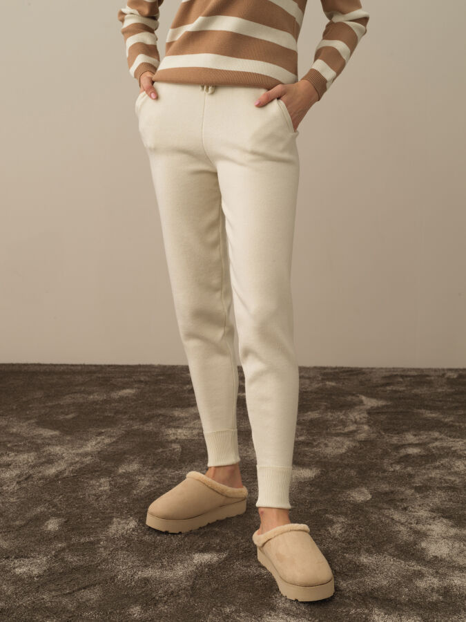 Kırık Beyaz Formunu Koruyan Regular Fit Pantolon - Xint