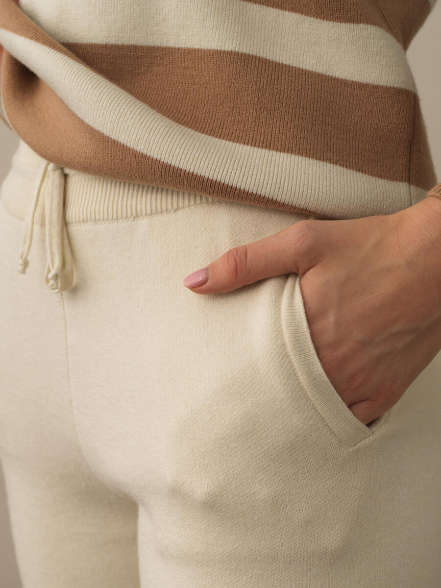 Kırık Beyaz Formunu Koruyan Regular Fit Pantolon - 2