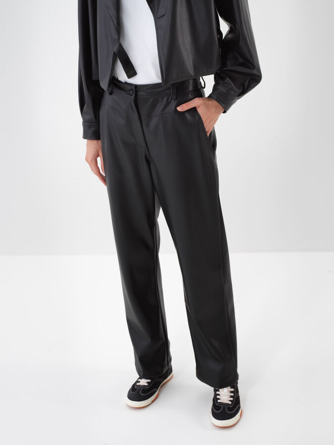 Siyah Deri Görünümlü Regular Fit Pantolon - Xint