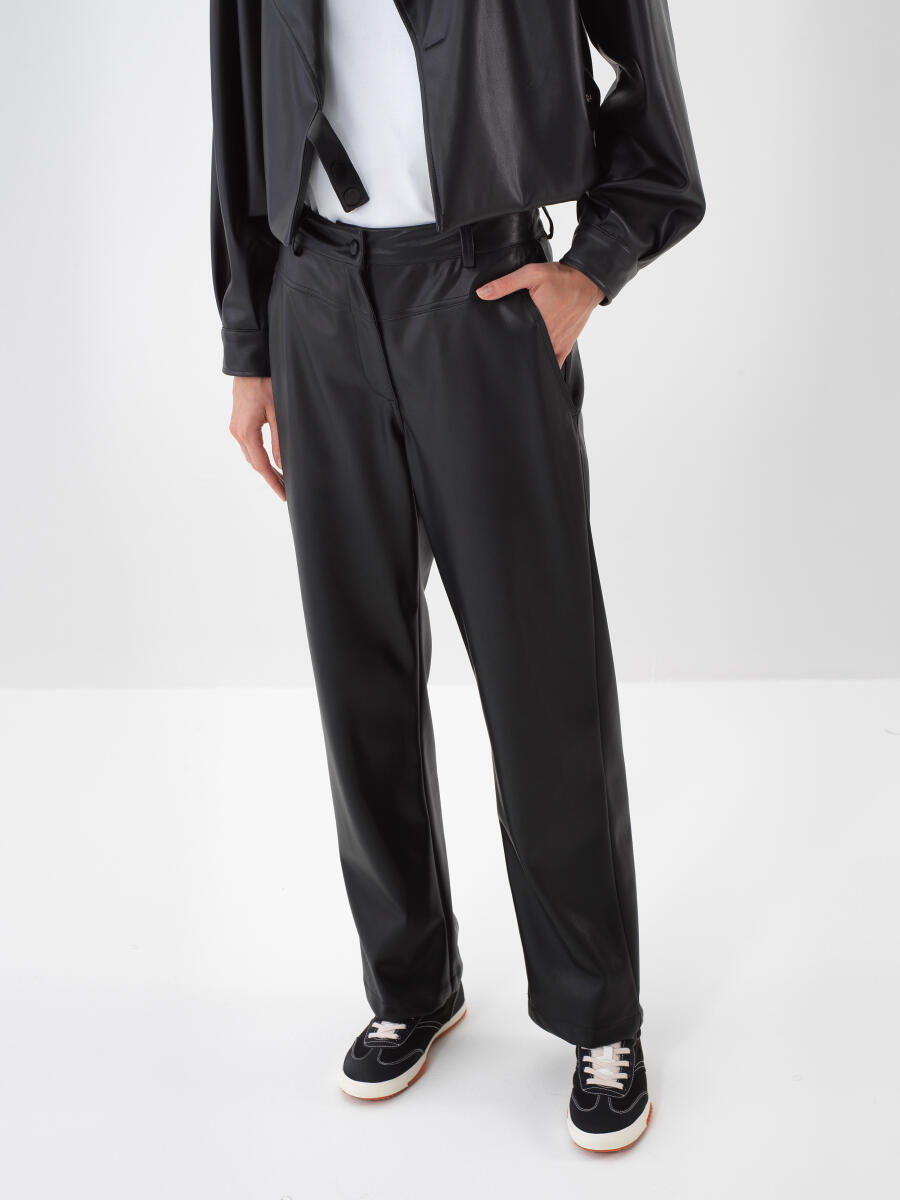 Siyah Deri Görünümlü Regular Fit Pantolon