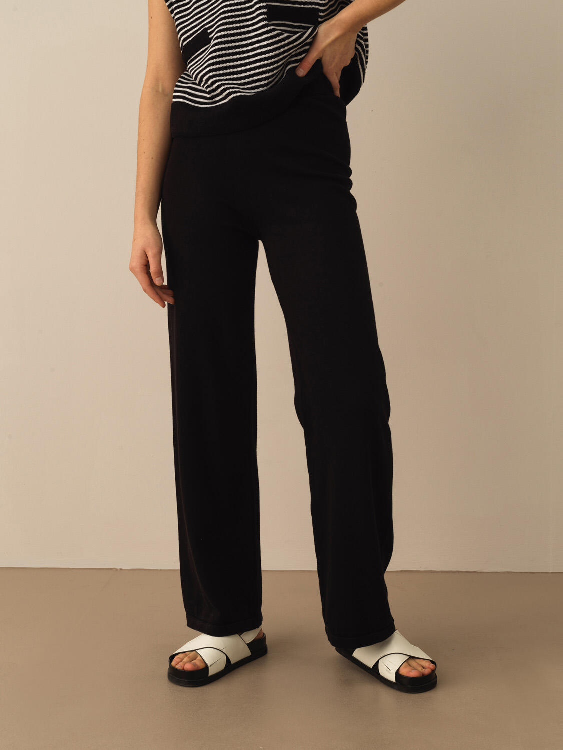 Siyah Pamuk Dokulu Regular Fit Pantolon