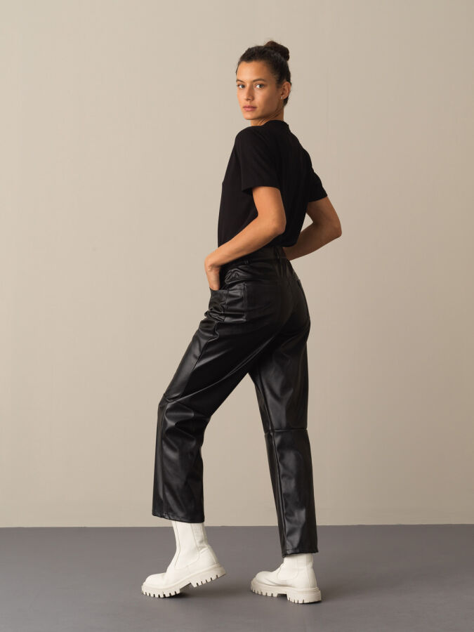 Siyah Regular Fit Deri Görünümlü Pantolon - 4
