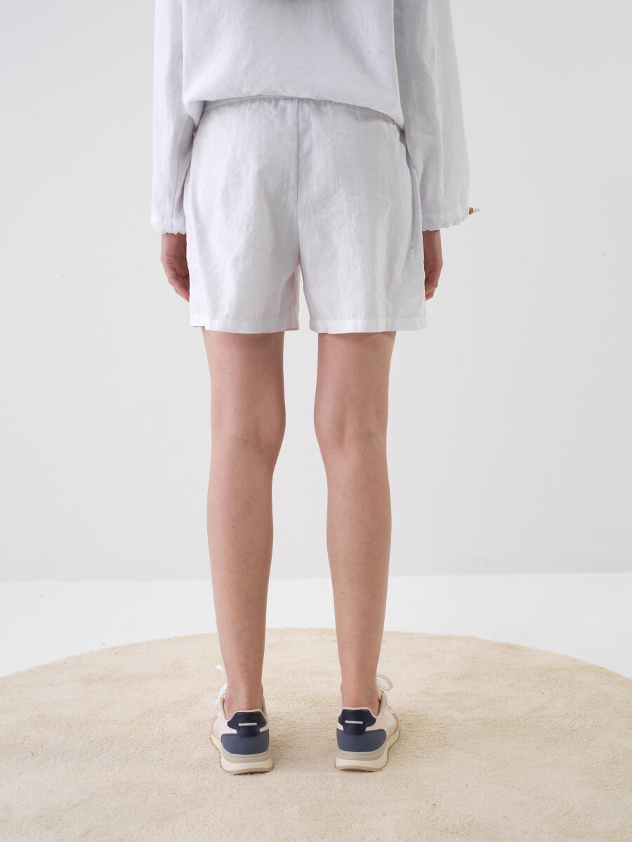 Beyaz Formunu Koruyan Oversize Şort - 3