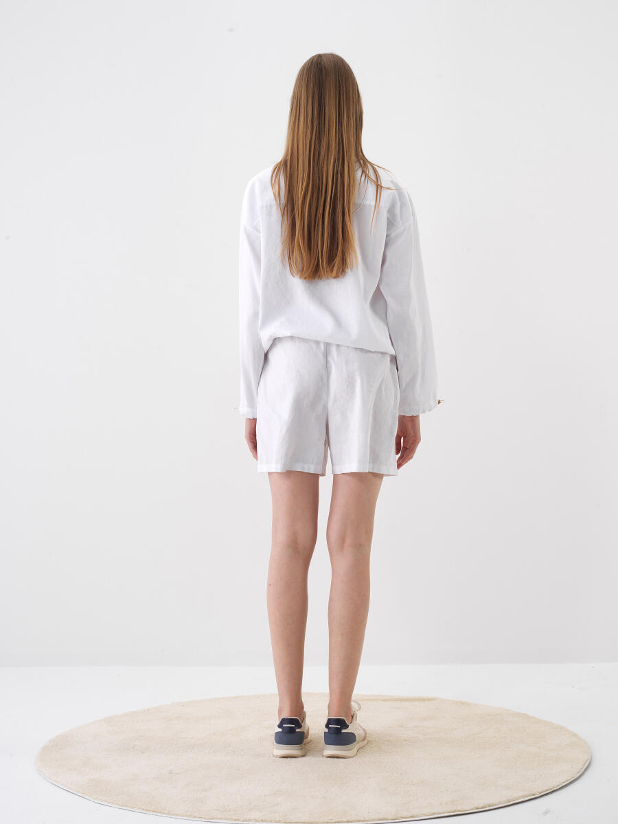 Beyaz Formunu Koruyan Oversize Şort - 4