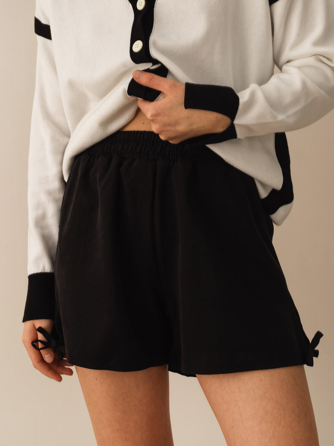 Siyah Doğal Akışlı Regular Fit Şort