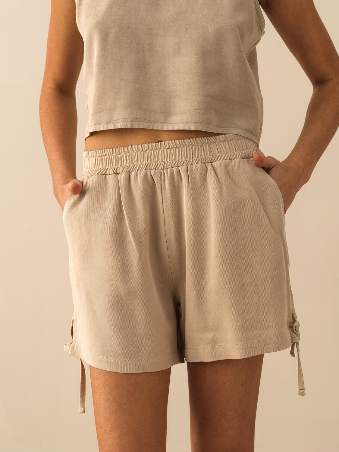 Taş Rengi Doğal Akışlı Regular Fit Şort