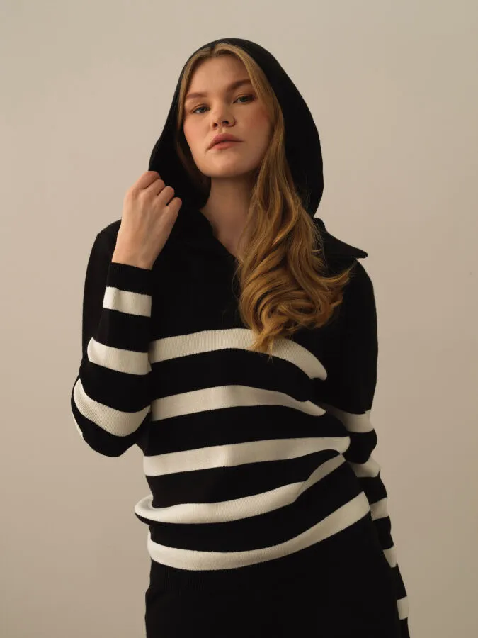 Oversized Hooded Sweater - Xint