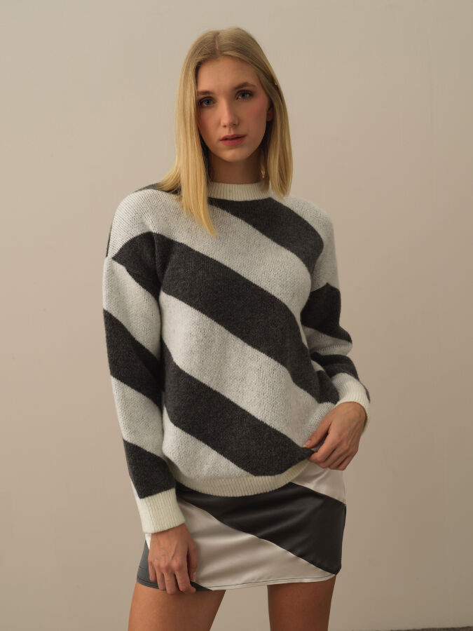 Striped Oversized Sweater - Xint